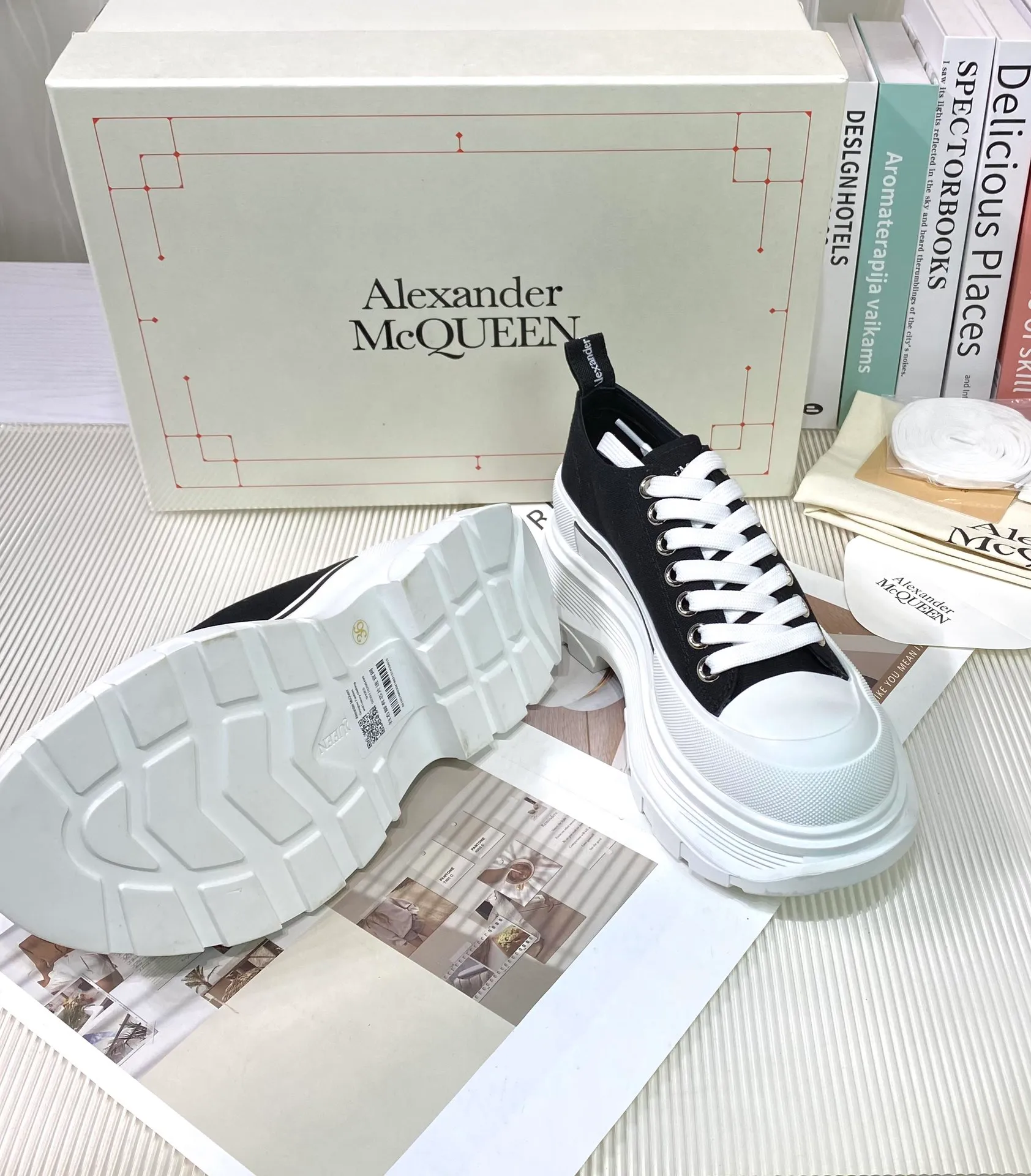 👟👟Ex-factory price 480👟👟 Women's Mc Queen McQueen's new couple shoes! Young ladies who are fashion representatives must be at the forefront of fashion! The unique personality of the shoes adds full charm, and the shoes are super stylish. ⚠The uppers are made of customized original canvas. The color is warm and moist. The inner padding is made of imported goatskin. Full of flexibility! The round toe design allows the toes to be completely released and get rid of the original pressure of shoes! The outsole adopts the original molded vacuum outsole. The combination of several layers of outsole is complicated. Size: 35-44 men's and women's sizes (45 is custom-made and cannot be returned or exchanged). The latest counter packaging.